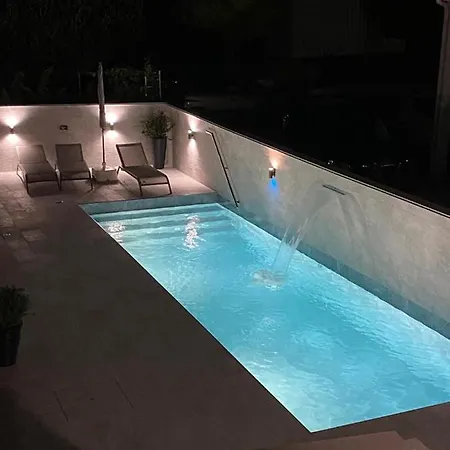 Rina- Heated Salt Water Pool 아파트 *