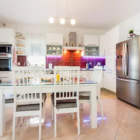 Appartement Rina- Heated Salt Water Pool