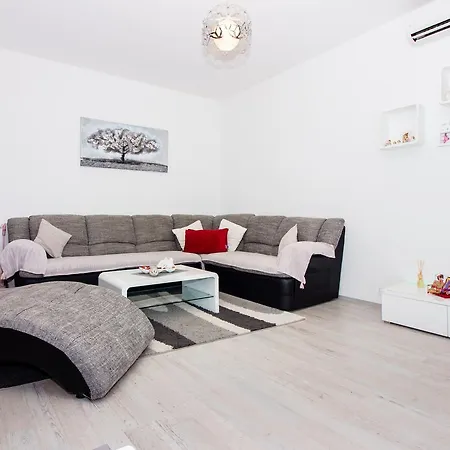 Rina- Heated Salt Water Pool Appartement