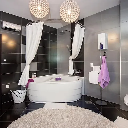 Rina- Heated Salt Water Pool Appartement *