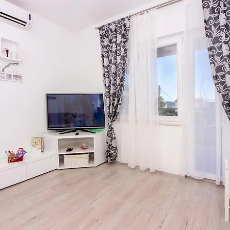 Rina- Heated Salt Water Pool Kaštela