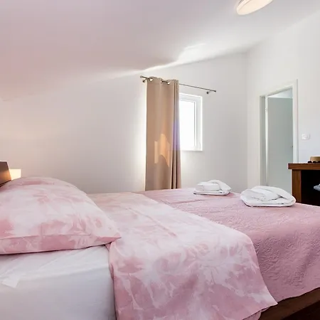 Rina- Heated Salt Water Pool *