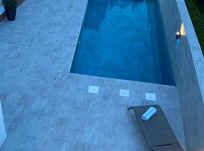 Rina- Heated Salt Water Pool Appartement