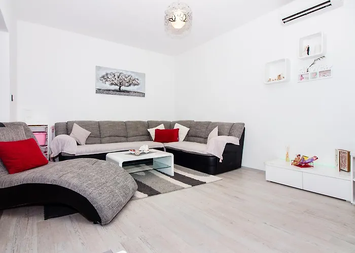 Rina- Heated Salt Water Pool Appartement