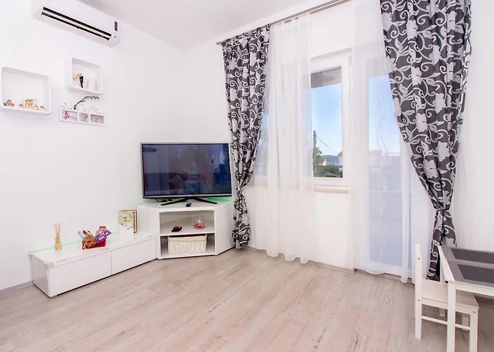 Rina- Heated Salt Water Pool Kaštela